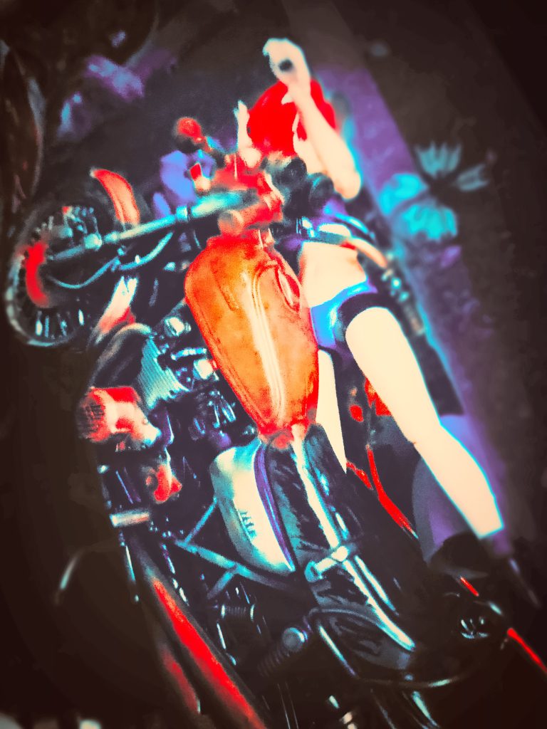 マチュ「もうダメ、、、」ハロ「マチュ、バイクジョーズ、バイクジョーズ！デキルオンナ、デキルオンナ！」「ハロ、死ぬかと、思ったよ」