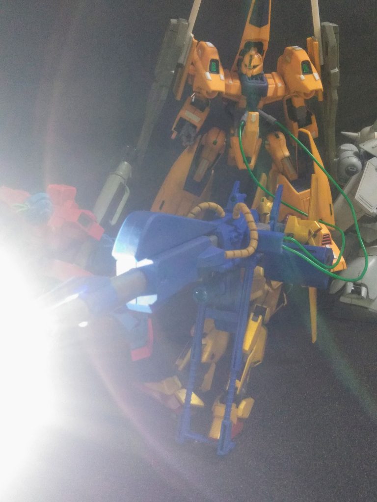 こんな感じでグタグダ!だらっト!!実行です😤💨💨 黄色一色のボディカラーが、如何にも試作機らしくて好ましい (「UP主」基準)(*≧з≦)上半身と下半身がパイプ3本だけで繋がってイル??!(・◇・;) ?この事実を知った時は驚愕以外ありません (「UP主」個人の想い)Σ ゚Д゚≡( /)/エェッ!ボディはナンだか残念なデザインなのに、お顔は結構イケメンの部類に入るかと (「UP主」だけかな?)゚+.゚(´▽`人)゚+.゚ ト!こんな感じですが❗『メタス 』のキットは劇内の、オザナリ加減が払拭されている 😌 ヾ(●´ω`●)💘 この事実が、ハッキリ示されましたネ❓♪Ю―(^▽^o) ♪