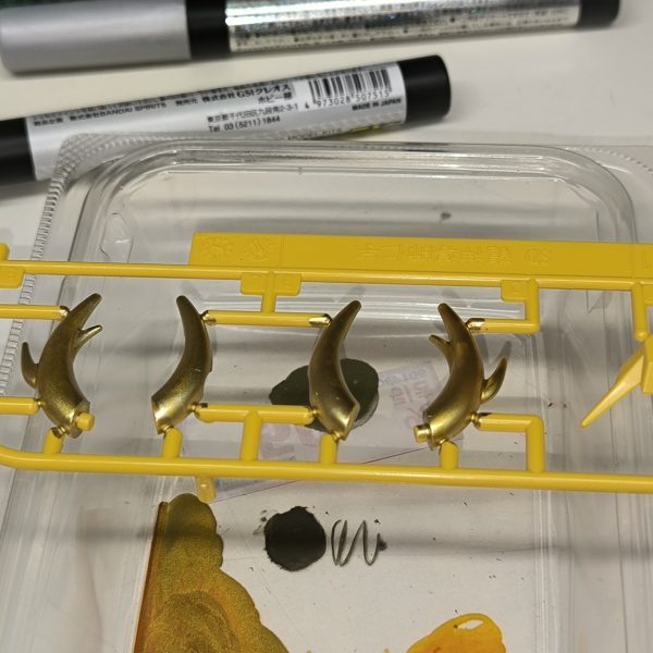駿河屋のプラモデルくじが気になる同僚と挑戦………二人ともゴブンノヨンの白玉♪それぞれ気になる武者頑駄無を選んだ♪ [ガンプラ休め]う〜〜ん？ボディの腰部の繋がりが上手く安定せずに抜けやすい……数日放置………と、改めて見てみると……初めての組み立てる構造にパーツにパーツがキチンと入ってなかったのが分かり組み直し……今度はキチンと抜けない腰部で一安心♪ さて、そろそろ……眠気が……（3枚目）