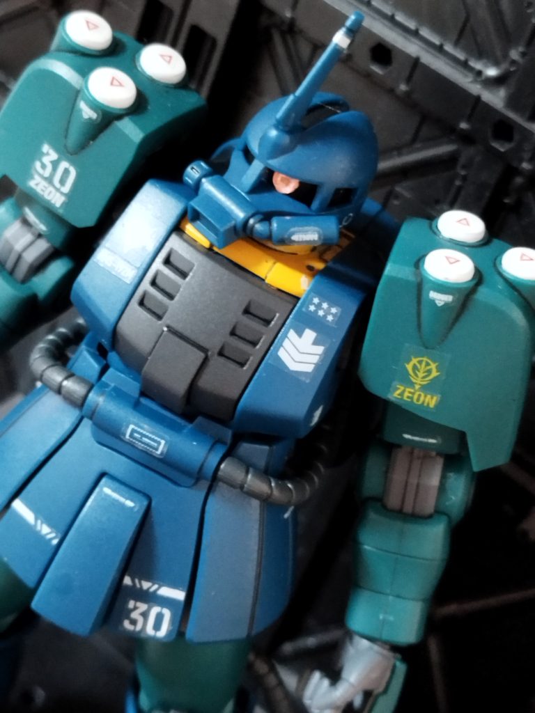 モノアイはエイチアイズ化。首回りはレモンイエローのシールだったんですが明るすぎると感じたのでオレンジイエローで塗装しました。