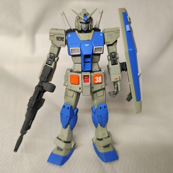 フルアーマーガンダム　の中の人です。完成するとおそらくこの姿は拝めないので、いったんアップします。最終的にはほとんど見えなくなるので、自由に塗りました。以前に作ったオリジンガンダムと白と青は同じにして、トリコロールから赤を排除してみました。フルアーマー化も進めます。右手のツインビームライフルだけちょっと改造する予定です。（2枚目）