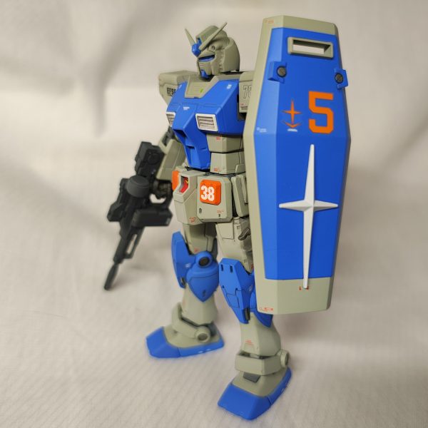 フルアーマーガンダム　の中の人です。完成するとおそらくこの姿は拝めないので、いったんアップします。最終的にはほとんど見えなくなるので、自由に塗りました。以前に作ったオリジンガンダムと白と青は同じにして、トリコロールから赤を排除してみました。フルアーマー化も進めます。右手のツインビームライフルだけちょっと改造する予定です。（3枚目）