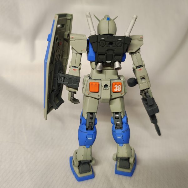 フルアーマーガンダム　の中の人です。完成するとおそらくこの姿は拝めないので、いったんアップします。最終的にはほとんど見えなくなるので、自由に塗りました。以前に作ったオリジンガンダムと白と青は同じにして、トリコロールから赤を排除してみました。フルアーマー化も進めます。右手のツインビームライフルだけちょっと改造する予定です。（4枚目）