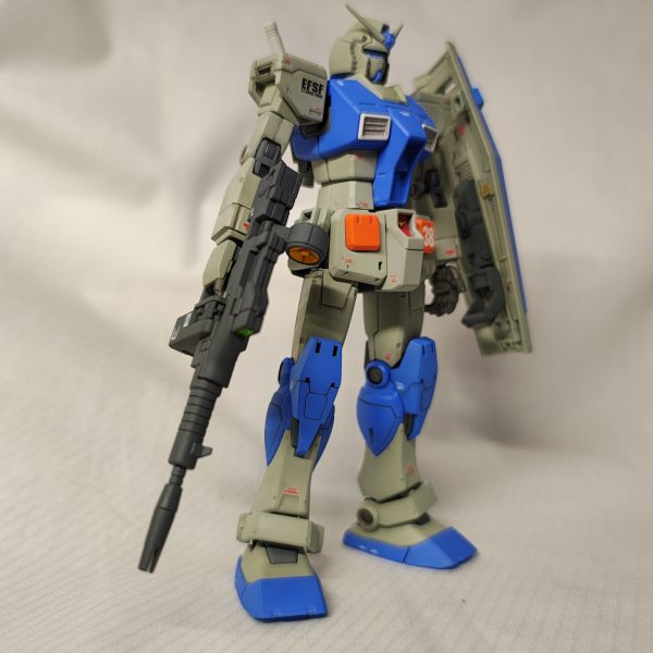 フルアーマーガンダム　の中の人です。完成するとおそらくこの姿は拝めないので、いったんアップします。最終的にはほとんど見えなくなるので、自由に塗りました。以前に作ったオリジンガンダムと白と青は同じにして、トリコロールから赤を排除してみました。フルアーマー化も進めます。右手のツインビームライフルだけちょっと改造する予定です。（5枚目）