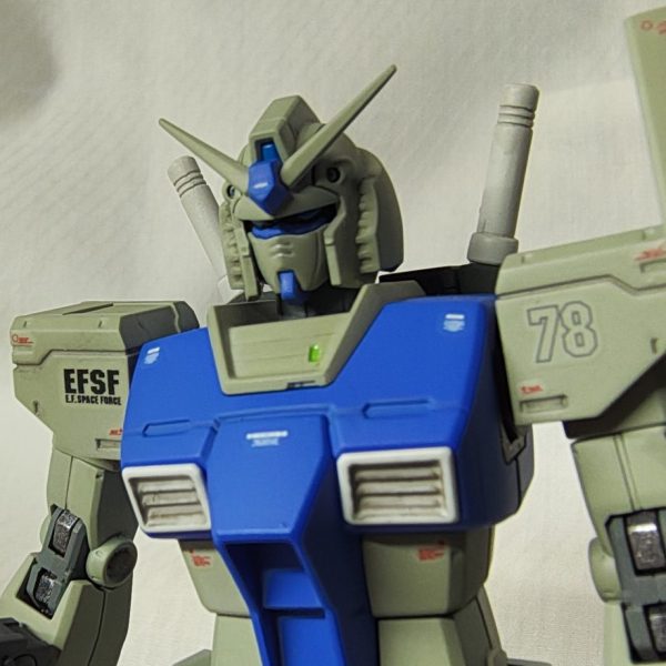 フルアーマーガンダム　の中の人です。完成するとおそらくこの姿は拝めないので、いったんアップします。最終的にはほとんど見えなくなるので、自由に塗りました。以前に作ったオリジンガンダムと白と青は同じにして、トリコロールから赤を排除してみました。フルアーマー化も進めます。右手のツインビームライフルだけちょっと改造する予定です。（1枚目）