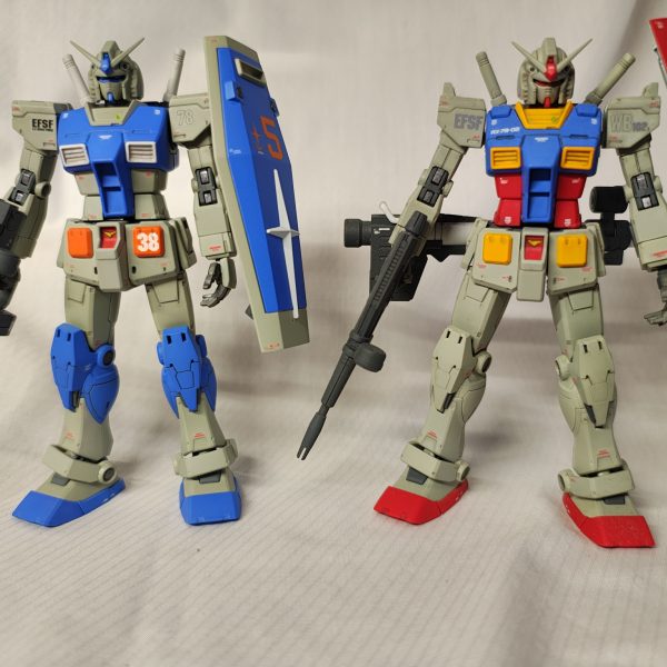 フルアーマーガンダム　の中の人です。完成するとおそらくこの姿は拝めないので、いったんアップします。最終的にはほとんど見えなくなるので、自由に塗りました。以前に作ったオリジンガンダムと白と青は同じにして、トリコロールから赤を排除してみました。フルアーマー化も進めます。右手のツインビームライフルだけちょっと改造する予定です。（6枚目）