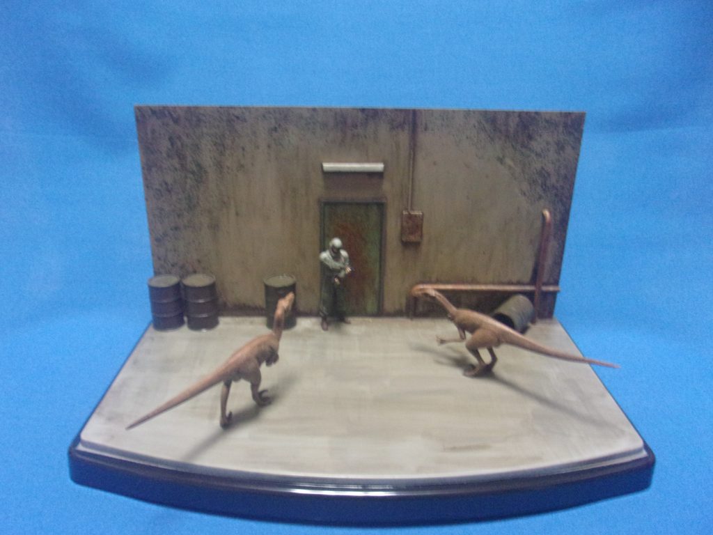 まぁ、ジオラマというよりは舞台のセットみたいな作りになってます。壁はプラ板にプラ棒とランナーを貼ってあとは塗装でそれっぽく…。ベースは100均のクリアケースです。