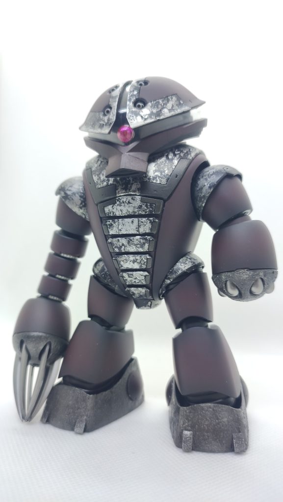 スジボリ 追加して色分け。 足元と手先は 鋳造表現で 重みを表現してみました。