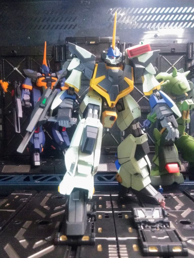 0087 年 8 月 24 日『ティターンズ』『グラナダ市』へのコロニー落とし失敗。              ☝️今ここら辺👇 😁 0087 年 10月 12 日『アクシズ』地球圏に帰還する。0087 年 10 月 14 日『エゥーゴ』『アクシズ』と接触するも交渉決裂。0087 年 11 月 02 日『エゥーゴ』『連邦軍キリマンジャロ基地』を襲撃、崩壊させる。 ※左肩上部には、小型ミサイルポッド(別売品)を装着しております。ティターンズカラーの機体は「HGUC バーザム(A.O.Z RE-BOOT版)」