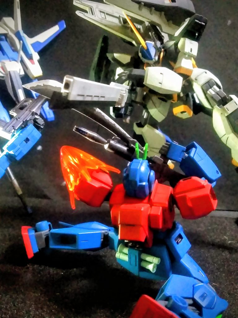 と!まぁ、淡々と書き連ねてみました 😊ご覧の通り、ソツナク!大概の武器⚔️は装備させられます 😁そして『長モノ武装絶対信者』の為の布教活動もクリアです 🤩🎶🎶もっとも!設定画に準じているコノ子のお手々は通常の機体より、一回り大きいンですけどね 😏なのに『Mk-Ⅱの量産タイプ』と、言い張る処がなんとも 🤣🤣🤣