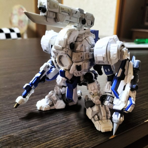 右腕が出来ました。やっと最初に作ったパイルバンカー風シールドが装備出来ました😁今はブルーディスティニーの脛パーツをベースにプラ板貼ってフロントのフンドシの土台を作成中です。（3枚目）