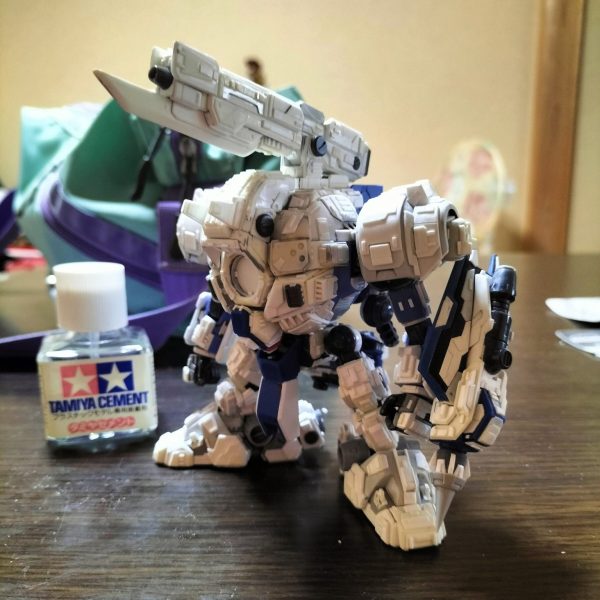 右腕が出来ました。やっと最初に作ったパイルバンカー風シールドが装備出来ました😁今はブルーディスティニーの脛パーツをベースにプラ板貼ってフロントのフンドシの土台を作成中です。（1枚目）