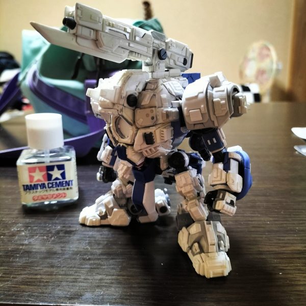 右腕が出来ました。やっと最初に作ったパイルバンカー風シールドが装備出来ました😁今はブルーディスティニーの脛パーツをベースにプラ板貼ってフロントのフンドシの土台を作成中です。（2枚目）