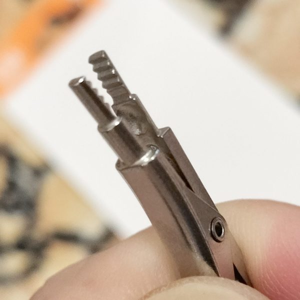 高いので買うのを躊躇していましたが、買ってしまいました、新兵器「 ペイントクリップマスター」。アーティファクトを作るのにミニサイズのペイントクリップを使っているのですが、あまりにもパーツが小さすぎてクリップの嵌め合いのズレでピーンとパーツが向こう側の世界に飛んでいってしまって、私の心がゼクノヴァを起こしてしまうことがしばしば。それを抑制する新兵器というわけです。かなりの高精度製品です。一本あたり三百円は決して安くはありませんが、アーティファクトのパーツなら塗装だけでなくて加工の時もしっかり保持してくれそうです。今までのクランプ台はアーティファクトのパーツが小さすぎて保持できませんでした。これで自分の加工精度と塗装精度が上がることを夢見て、今日はニヤニヤしてます。良いツールを入手するって、ドラッグみたいで、怖いかも。あ、やったことありませんよ？ラッカーの塗料で窓開け忘れてラリラリホーっぽくなったことは、小学生の時にありましたけど(笑)（1枚目）