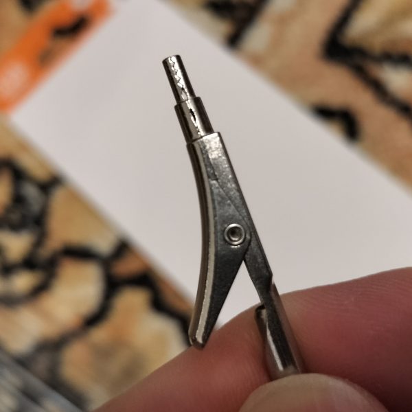 高いので買うのを躊躇していましたが、買ってしまいました、新兵器「 ペイントクリップマスター」。アーティファクトを作るのにミニサイズのペイントクリップを使っているのですが、あまりにもパーツが小さすぎてクリップの嵌め合いのズレでピーンとパーツが向こう側の世界に飛んでいってしまって、私の心がゼクノヴァを起こしてしまうことがしばしば。それを抑制する新兵器というわけです。かなりの高精度製品です。一本あたり三百円は決して安くはありませんが、アーティファクトのパーツなら塗装だけでなくて加工の時もしっかり保持してくれそうです。今までのクランプ台はアーティファクトのパーツが小さすぎて保持できませんでした。これで自分の加工精度と塗装精度が上がることを夢見て、今日はニヤニヤしてます。良いツールを入手するって、ドラッグみたいで、怖いかも。あ、やったことありませんよ？ラッカーの塗料で窓開け忘れてラリラリホーっぽくなったことは、小学生の時にありましたけど(笑)（2枚目）