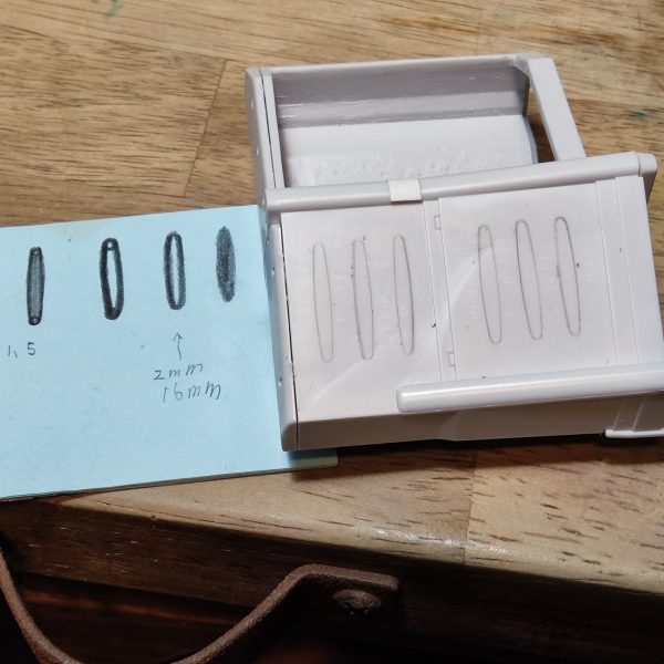 さて、今日の写真を見て違和感を持った人はかなり通！いろんな部分が足りていないんです。当初の予定にはなかったけれど、思考を進めていて思い立ち「雌型の特徴」を出すために、いくつもの部分をカット。メスはやっぱり丸みがないとね。2枚目の写真Amnion Field ですが・・・見よ、このクソださ80'sディテールを！今は、だいたいこんな感じにしておきます、変更可能性ありよりのあり。問題はコンテナの穴あけ加工。同じ大きさと位置にきっちり揃えて開けるのが超苦手なので、ここはちょっと心配…。3枚目 くっそ揃わん4枚目 治具使って何とか土日の宿題だねここまで来るとだいたいコンセプトはバレちゃってると思います。なので、明日はついにコンセプト発表！ひっぱってごめんね～（4枚目）