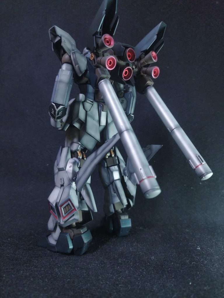 バックパック中央のスラスターは大型の物に交換しています