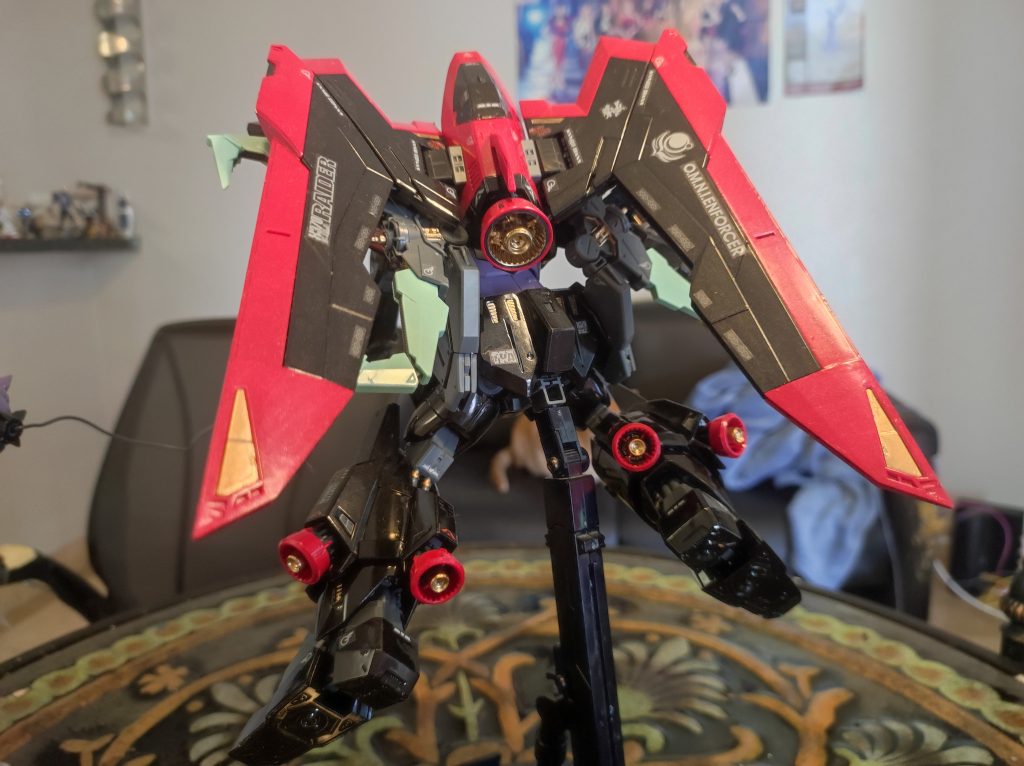 MGとは違う、ほぼない情報量でウイングは寂しすぎます。スジボリの技術を持たないため、できるのはスラスターの裏側をゴールドにしましただけ。 