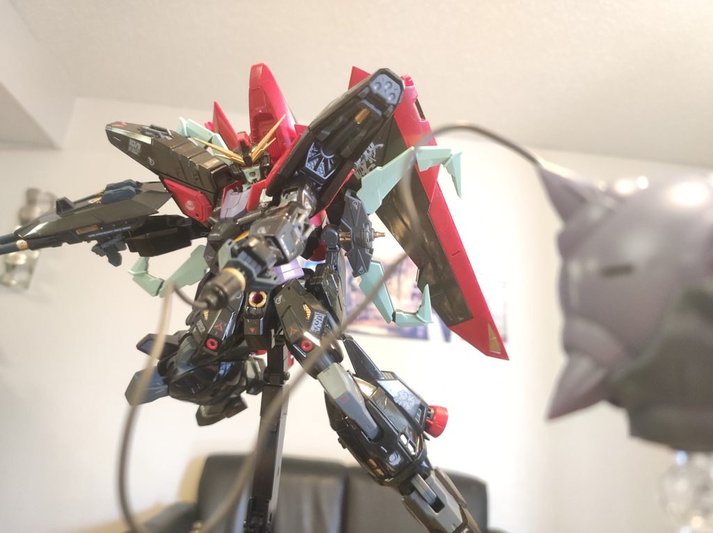 高速噴射によりフリーダムの頭部が大破されました。