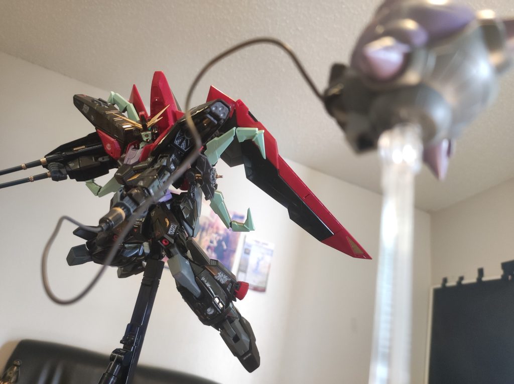 「なんが知らねが、てめえも瞬殺！」同じくガンダムハンマーを投げるポースですが、防盾砲は手で握ったより右手に装着されました。