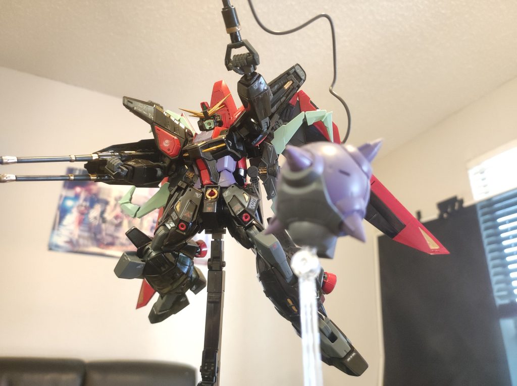 「撃滅！」恥ずかしいですが、ハンマーの接続パーツの塗装を忘れたので成形色のままです。