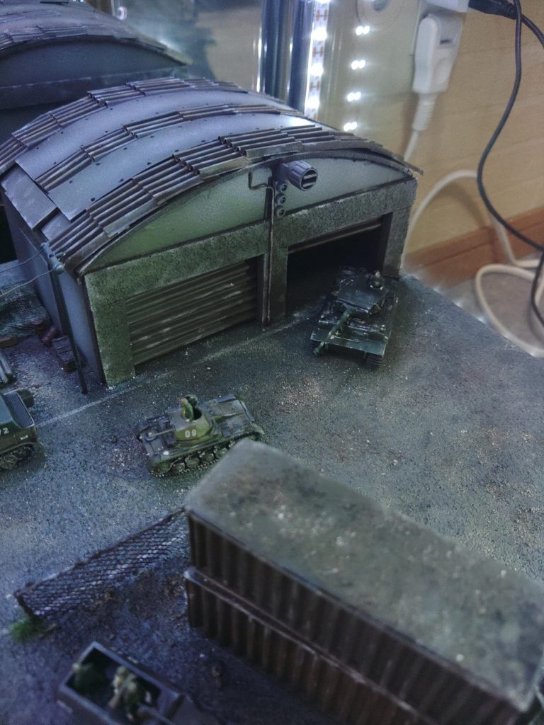 倉庫、コンテナなどはプラ板とかで作って、上にさっきのナミ板を貼りつけてます✨ 