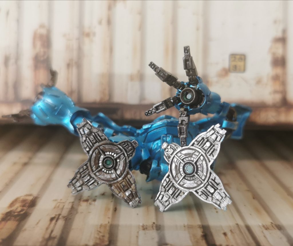 接着不用ではありますが、かなりポロリするので接着推奨。特に左腕の爪はうまくはまらなかったので一部カットして接着しました。そのせいか接地性がちょっと悪いような…