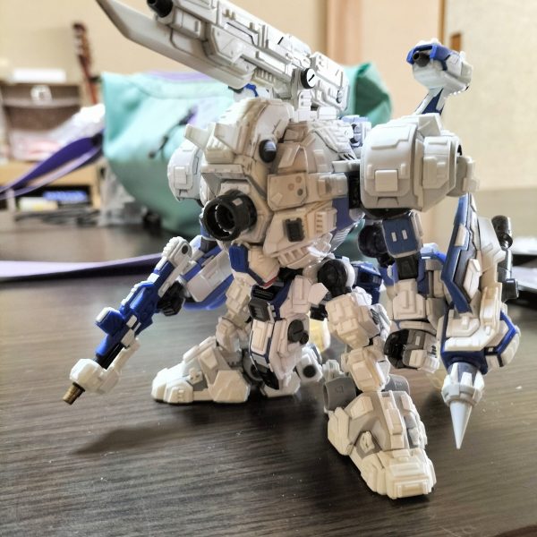 工作完了しました。バラして洗浄して、サフ塗って塗装していきます。どんなカラーリングにしようか色々妄想しております。（2枚目）