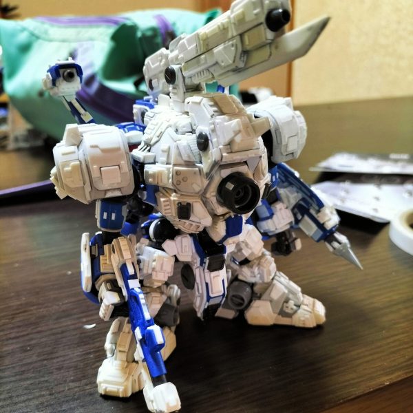 工作完了しました。バラして洗浄して、サフ塗って塗装していきます。どんなカラーリングにしようか色々妄想しております。（1枚目）