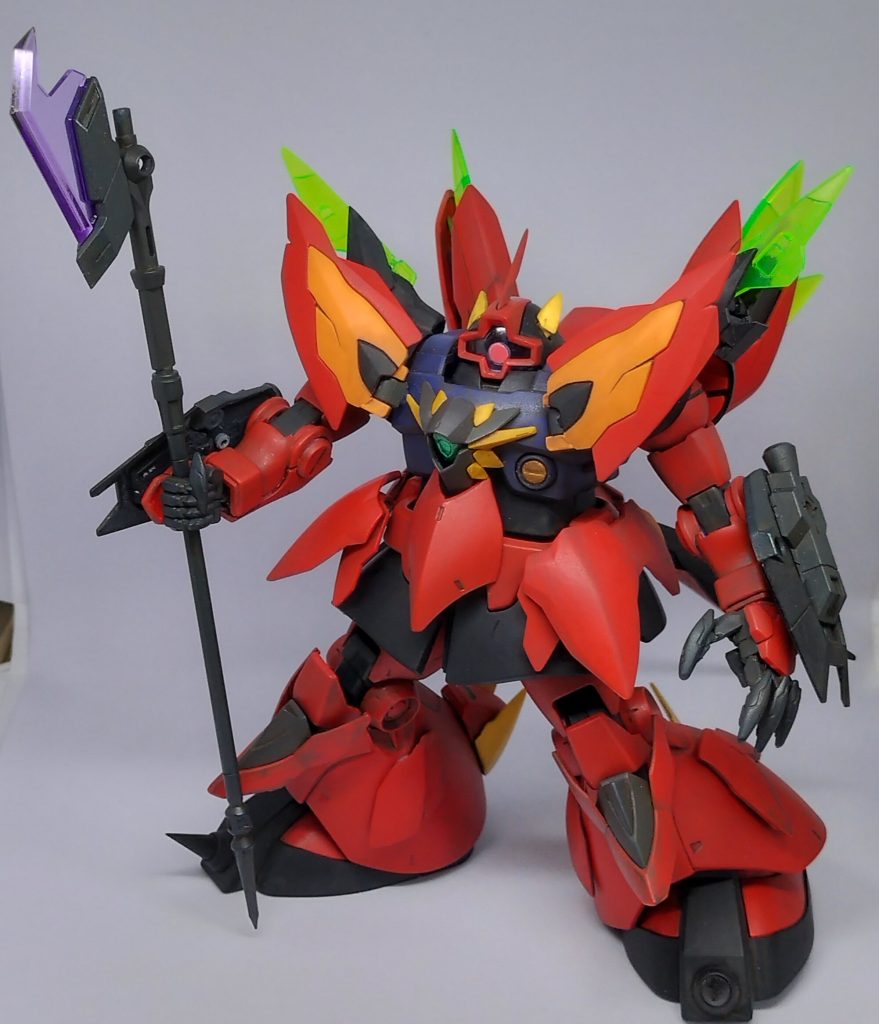 エフェクトを噛ませ、膝パーツを前に起こすことで、フルパワーモードに。専用武装のハルバードを装備して、より猛々しいシルエットに!上半身がさながら星か花のよーに見えるッス。