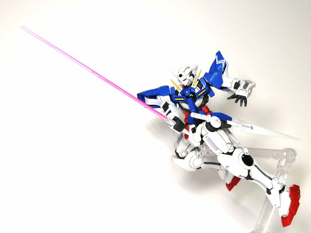 アクションポーズもバシバシ決まります！今回はメリハリにもこだわりました。全体はつや消しトップコートですが、ソード系の武器は光沢トップコート、クリアーパーツはそのままです。写真ではわかりずらいですが😅