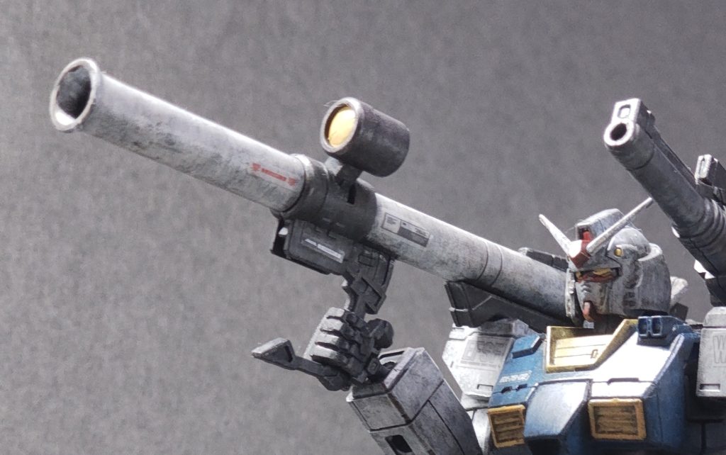 キット自体の話です。ガンダム本体の造形は良いのですが、バズーカがまともに持てません。格好良く持てません。ザクマシンガンをまともに持てないオリジンザクに続き、オリジンガンダムお前もか。手首の可動域を広げるのが難しいのであれば、最初からもっと下向いてる手首にしてくれればいいのに。バズーカのグリップの可動域だけでは全然カバーできていません。説明書の完成写真(この写真が説明書再現写真)にも、バズーカーを持っている全身像は無しな上に、バズーカの砲身の合わせ目も消さんのかいと残念すぎました。