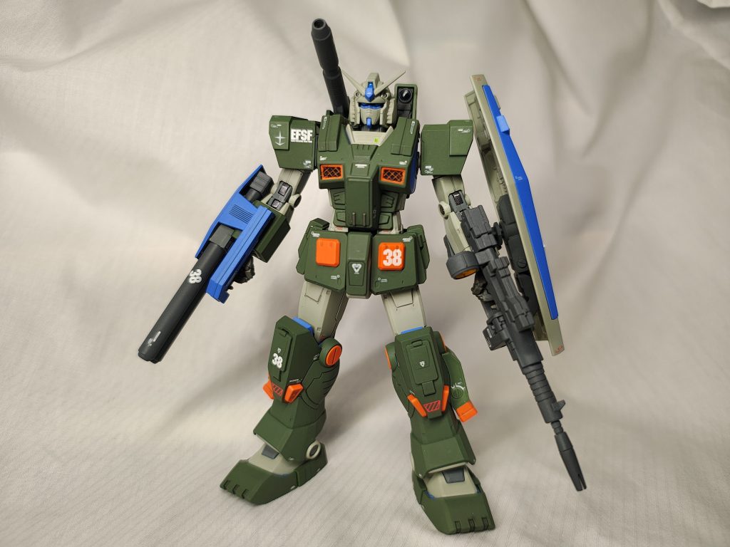 もう少し淡い感じの緑をイメージしていたんですが、缶スプレーではいい感じの色がなく、陸自濃緑色でおちつきました。デカールの指定では腰部アーマーとかに赤い線が入るんですが、線を入れるのが好きじゃないのでオミットしました。