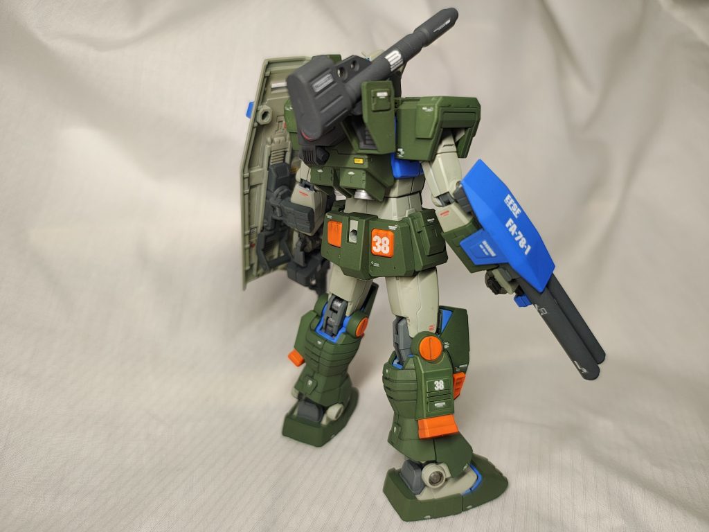 肩の外側のパーツと足の外側のパーツだけちょっと薄い緑にしましたが、ほとんどわからない感じになりました。クレオスのMSディープグリーンとMSグリーンの中間の色があるといいんですけど。