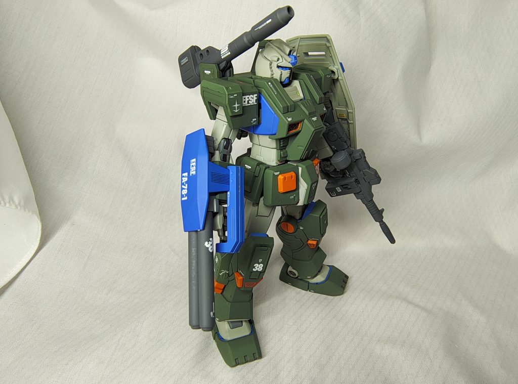 右手のツインビームライフルだけ少しだけ改造。制作された方の多くが言っていますが、キット状態だと細くて迫力がないので、単純ですが5mmプラパイプで太くしました。トリガー側はちょっと迷ったけど無改造です。色は何となく青にしました。