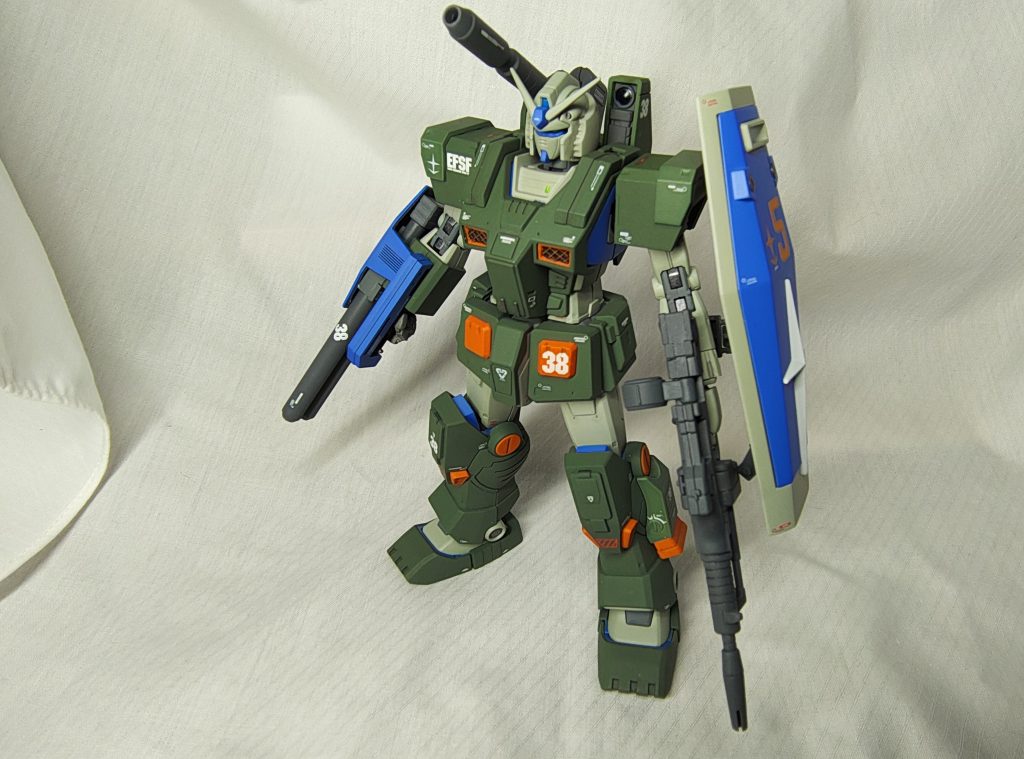 左手はアーマーをかぶせずに、ガンダムのシールドをマウントしてビームライフルを持たせました。バックパックの丸いセンサーはキット付属のシールが黒だったのでダークブルーで塗装した上からクリアーかけましたが、もう少し目立つ色でもよかったかも。