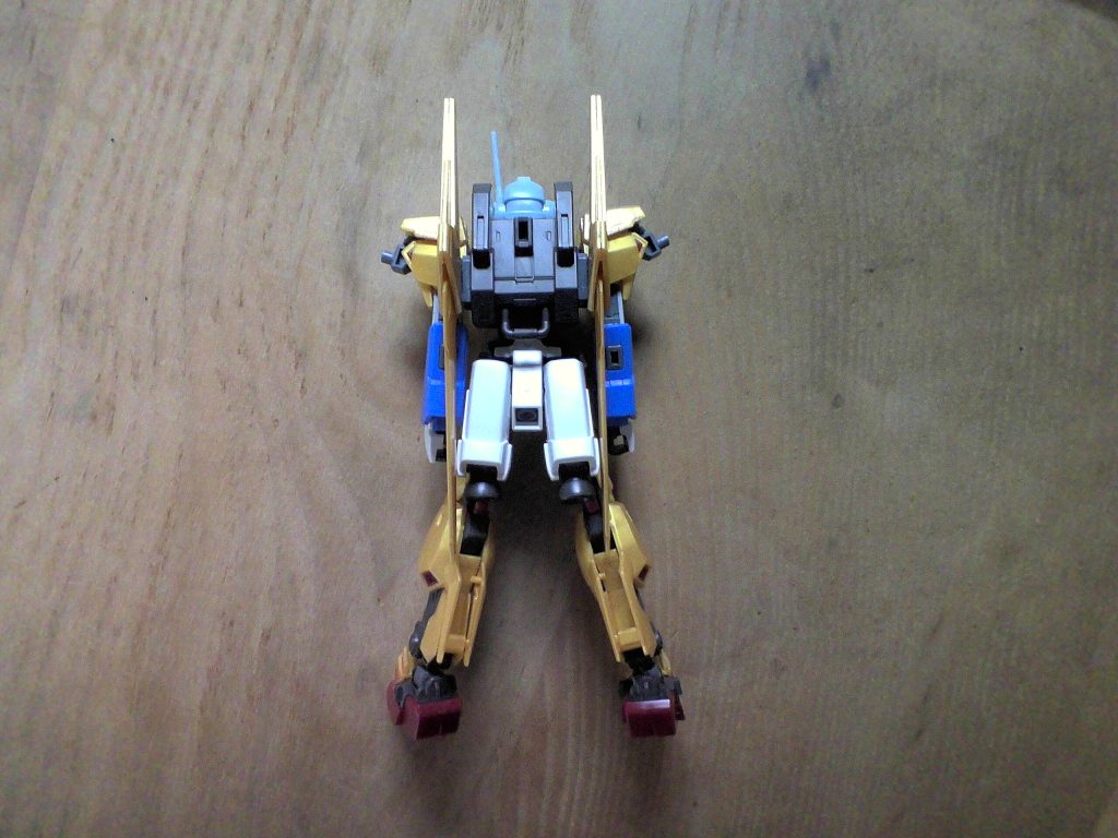 バック臀部のスラスターは以前パーツと利用にバラして今や原型をとどめていないzガンダムのリアアーマーと太ももから作りました。