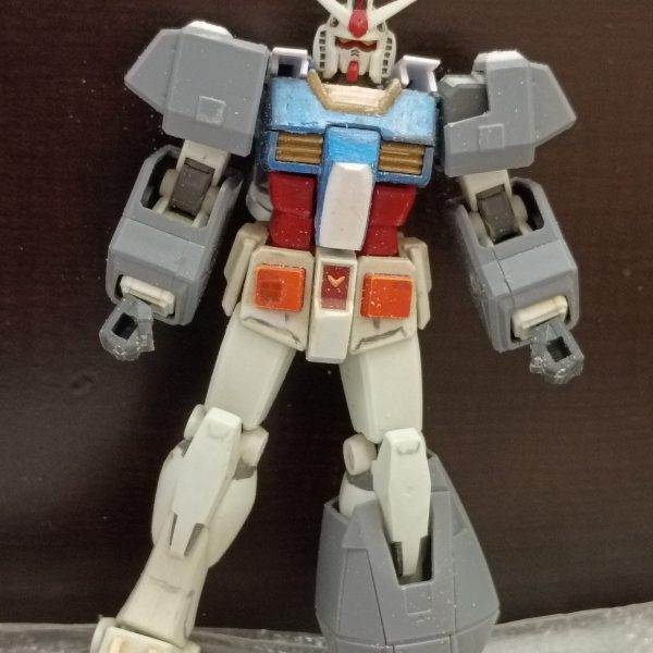 現在、HGUCアレックスのチョバムアーマーを取り付け中です。ネオジム磁石を使ってアーマーパーツを固定しています。胸部は見た目を整えるのに少し手間がかかります。アーマーの組み立てが終わったら、新しいパネルラインを彫り込み、追加の武器もいくつか作ります。（1枚目）