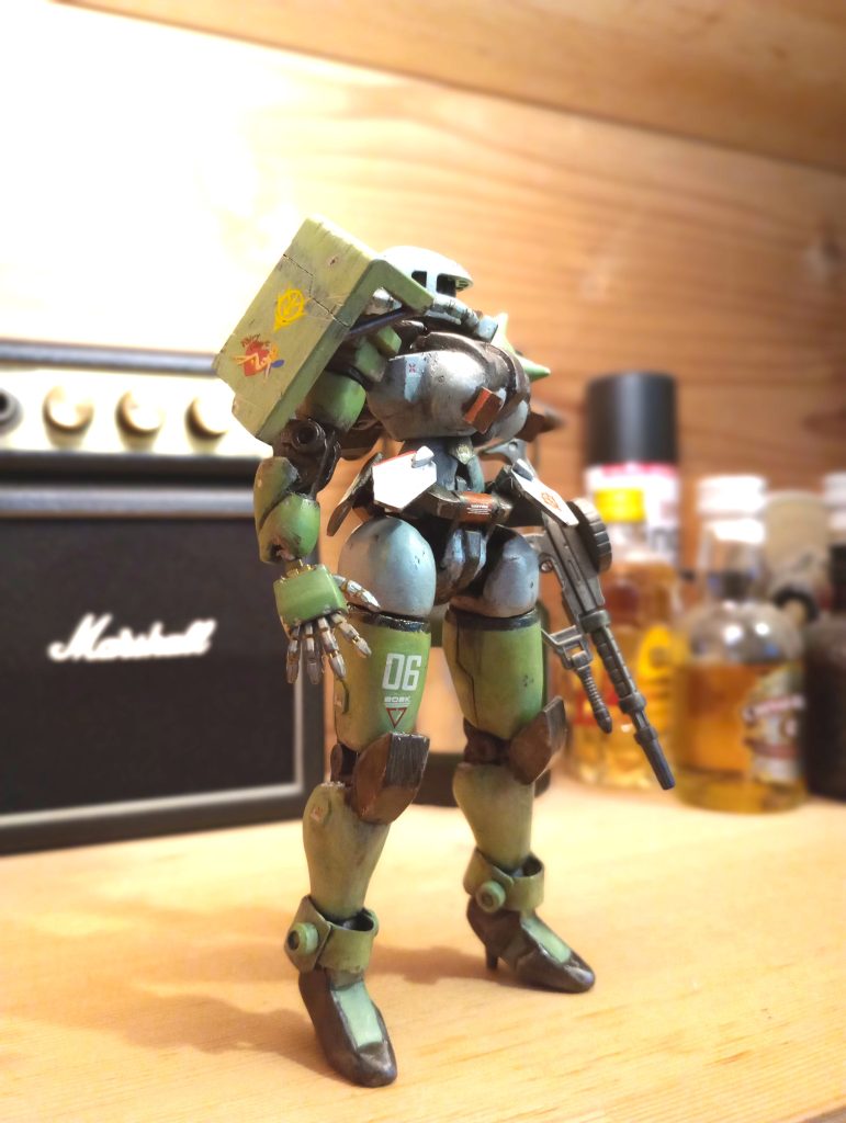 逆張り仕様とは・・・MSに典型的なべた足、太い腕と足、スカート表現、これら可動域を制限する設計を完全無視、間接を作成してそれに合うデザインにすることで、人間の様な可動域を実現する