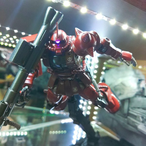 誕生　赤い彗星