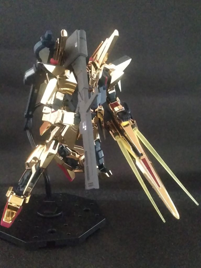 設定的にはクレイ・バズーカも装備は出来るソウです 😍💖なんでも弐号機に文字設定で言及されているとか 😳マウント位置は不明な模様 😖 🆙徹底的な軽量化とエマルジョン塗装(この金ピカの事)の採用で、完成していれば『Ζガンダム』に勝るとも劣らない傑作機だソウです 🤩👏👏👏