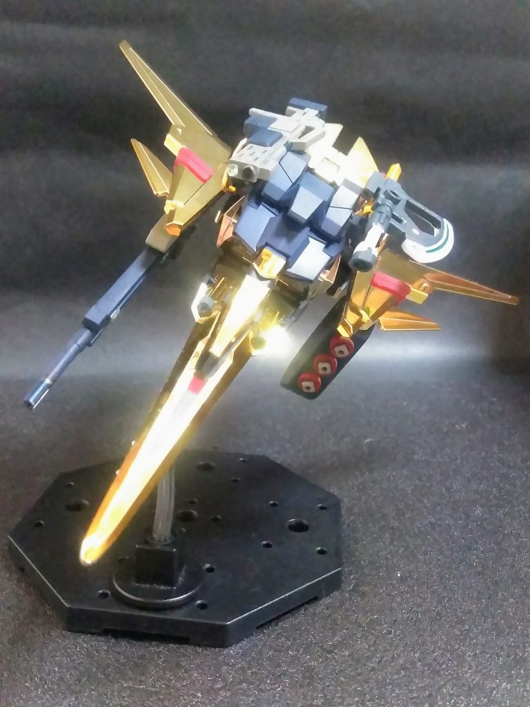 『ウェイブライダー形態』でも武装⚔️は使用可能ですゼっ‼️ 🆙シミュレーターを用いたテストの結果、ムーバブルフレームの強度が可変機構に耐えきれず破損してしまう事が発覚 😖💦💦(『機動戦士ガンダムUC テスタメント』に収録された『デルタの鼓動』冒頭にて描写されている)