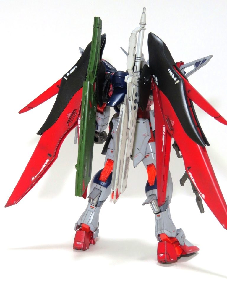 使用した塗料・Mr.カラー本体赤:MSレッド、デスティニーレッド本体黒:メタルブラック本体グレー:ジオングレー本体ライトグレー:デスティニーSpecⅡライトグレーレールガン、ビームライフル、ハンドパーツ等:焼鉄色エフェクトパーツ:シャインシルバーアロンダイトと本体の白:MSホワイト+ライトブルー少々・タミヤカラーレールガンのシルバー:クロームシルバー・ガンダムマーカーシールド、バルカン等:イエローゴールドフラッシュエッジ2のモールド:メカグレーアロンダイトの先端:メッキシルバーウェザリングに使用した道具ヌーベルカレーパステル ブラックウェザリングマスター ガンメタル水性ホビーマーカー ガンメタルリアルタッチマーカー グレー1最後に水性プレミアムトップコート半光沢で仕上げ。関節、本体肩と腕のダークブルー、高エネルギー長射程ビーム砲のグリーンは成形色のままです。