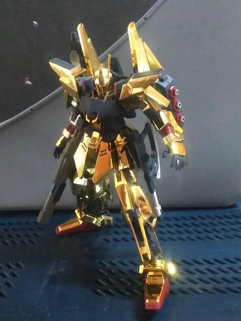 いい加減、飽きましたよね❓でも⤴️ 蛇足作業🐍👣 を実行です 😚 『パク・リイ 教授』が色々と奔走してパク🤐→集約した技術を投入 😉👍「「「『逆襲のシャア』に繋がると嬉しいなって😆⤴️💓」」」事で 😤右サイドアーマーには『試作型ビームショットガン』をマウント左サイドアーマーには『実働試験用ビームアックス』を設置左ウイングバインダーには『インコム実戦検証機』を装備こんな感じでヤっちゃいます 🤩🎵