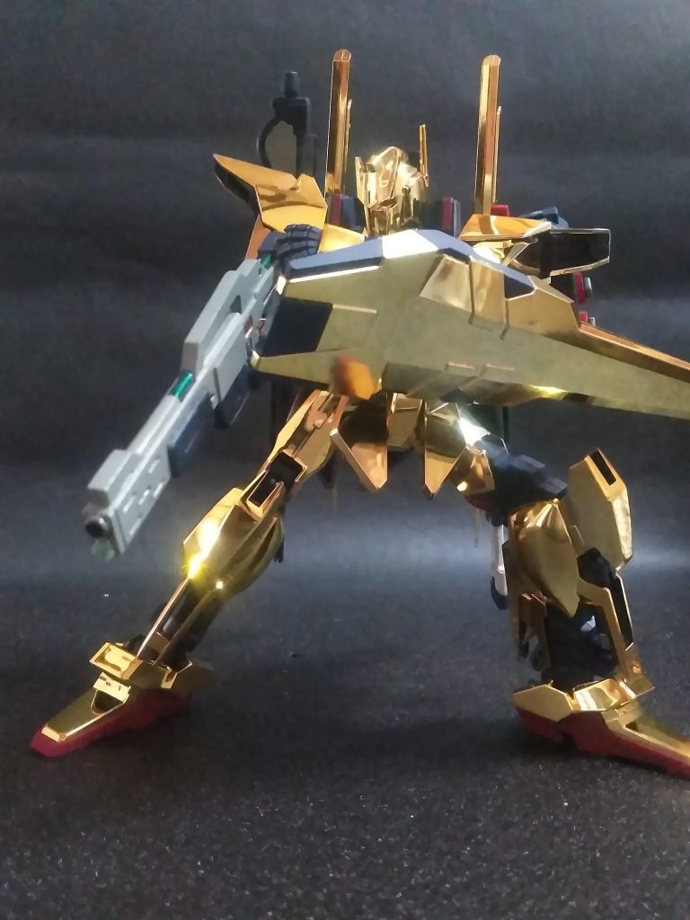 『試作型ビームショットガン』🎵「「「『サザビー』に引き継がれろ‼️」」」との、願いを込めて、『旧1/144キットのサザビー(ジャンク状態)』からの改造です 😏因みにビームのショットガン的使用方は『第08MS小隊のアプサラス』が初出だとか?🤔(ガセネタの可能性あり) 🆙結果的にバインダーの強度や駆動系に問題が生じ、開発は一時凍結されたのです 😩