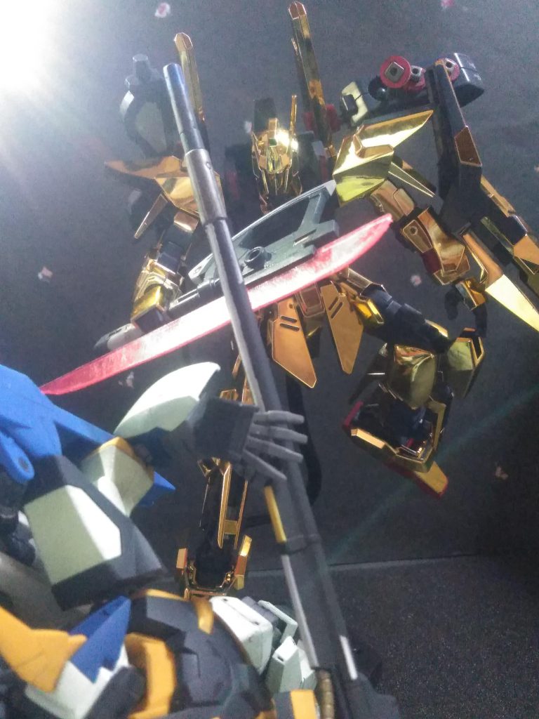 『実働試験用ビームアックス』のビームを発振する事で『長モノ武装絶対信者』の為の布教活動も完了です 🤩🎶🎶 こんな感じでグタグダ!だらっト!!実行です😤💨💨金メッキのボディがカッコいいけど、取り扱いがチョッと・・・セッチャク アト トカ シモン トカ (「UP主」基準)(*≧з≦)つまり、ランナー構成はアンダーゲート😒💨処理が地味に面倒なのです (「UP主」個人の想い)(/。\)こんなにヒロイックで秀逸なデザインなのだから『クワトロ 大尉』が搭乗する事を妄想するのは、イケナイ事ではナイですよね (「UP主」だけではナイはず?)゚+.゚(´▽`人)゚+.゚ ト!こんな感じで『デルタ ガンダム 』のキットは控え目に言ってもトップクラスにカッコいい💕💕 ヾ(●´ω`●)💘 この事実が、ハッキリ示されましたネ❓♪Ю―(^▽^o) ♪