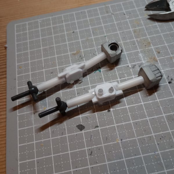 腰回りまで進んだけど、今のところガンダムの穴流用してるが、ズゴックは、何も使ってないのでhgucガンダム（3枚目）