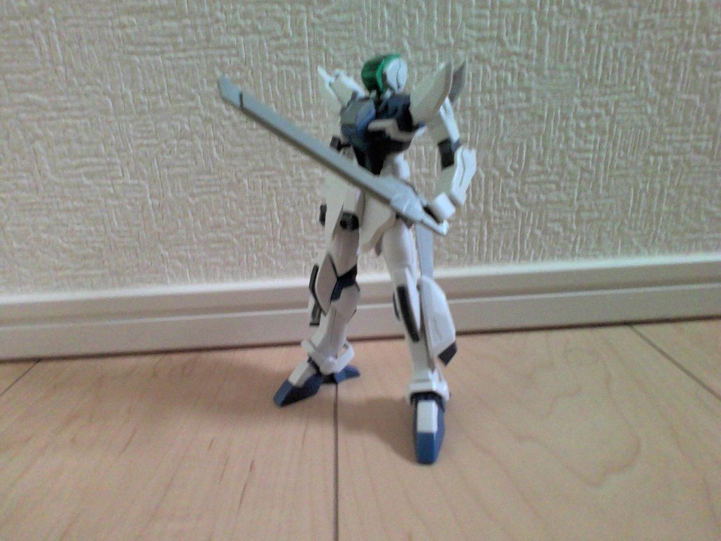 ソードを持たせて本体はs字立ちができるように股関節をhguc zガンダムのものにしており、足の付根の部分が少し前にせり出すようにしています。