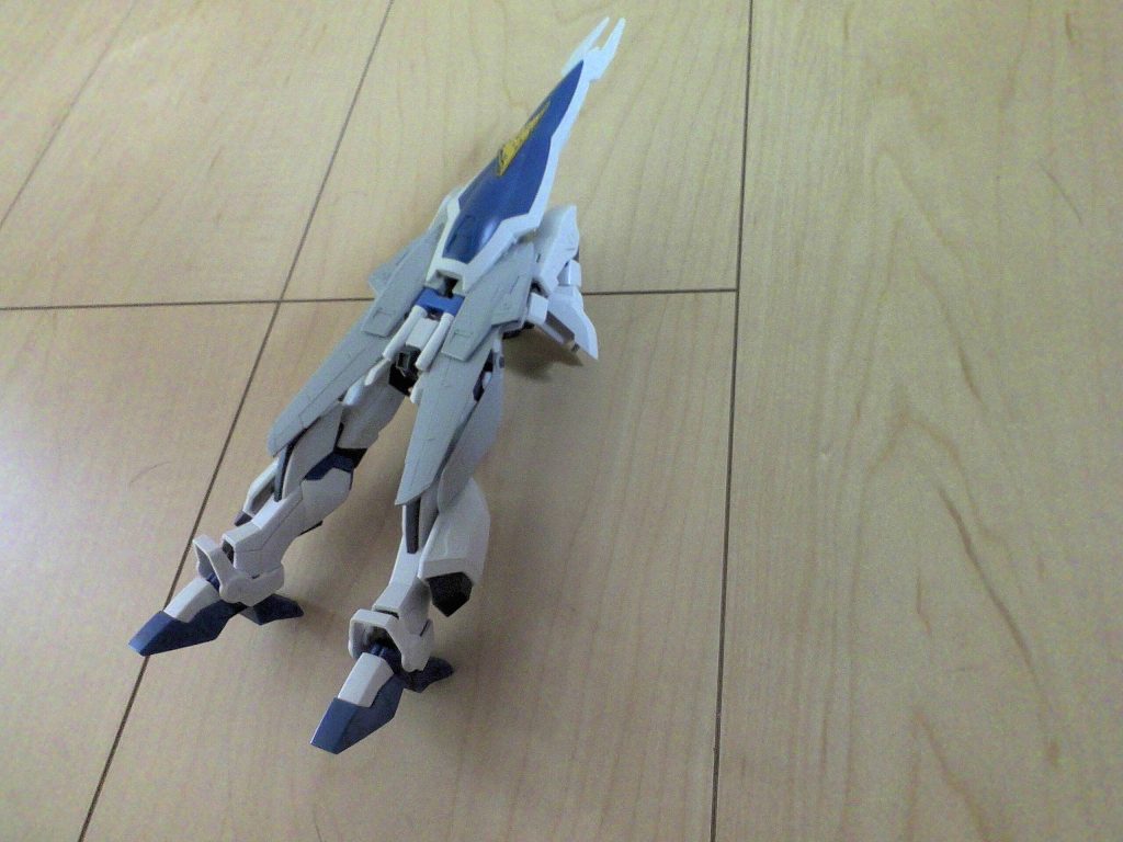 羽と垂直尾翼（サイドアーマー）を畳んだ高速巡航形態にもできます。