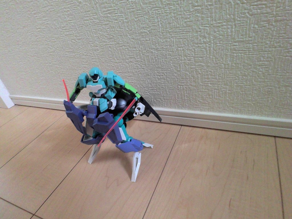 その後はウォドムポットにアデルの太ももを刺すだけです。このとき、サイドアーマー、リアアーマーは上に上げておかないと破損します(gundam-kao10)